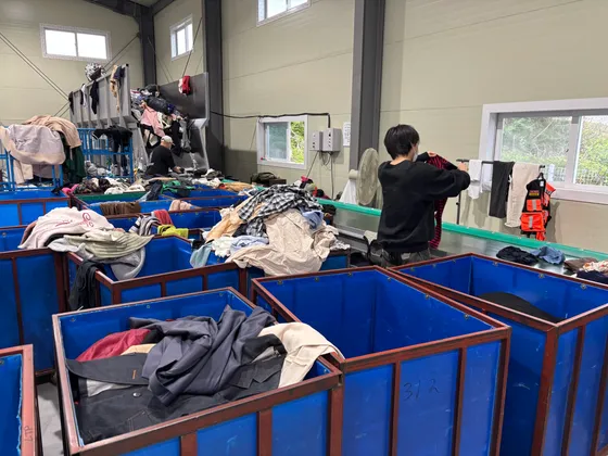 Clothing sorting on conveyor belt